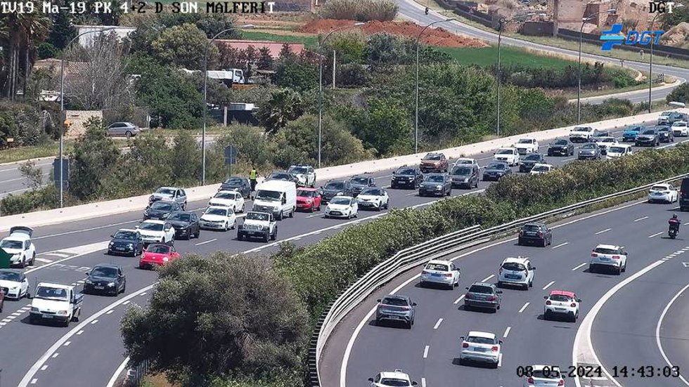 Archivo - Tráfico lento en la Ma-19 por el accidente múltiple.