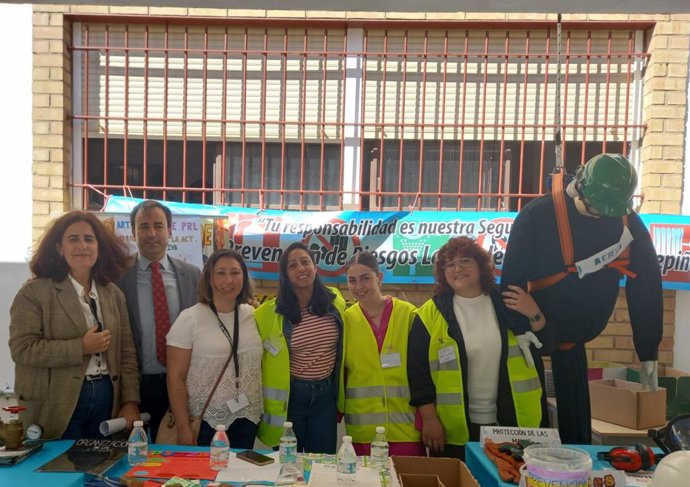 El delegado territorial de Desarrollo Educativo y FP, Carlos Soriano, visita la III Feria del Emprendimiento del IES Fuentepiña de Huelva.