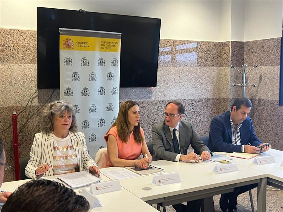 La subdelegada del Gobierno en Cádiz, Blanca Flores, en la primera reunión de coordinación de la Operación Paso del Estrecho.