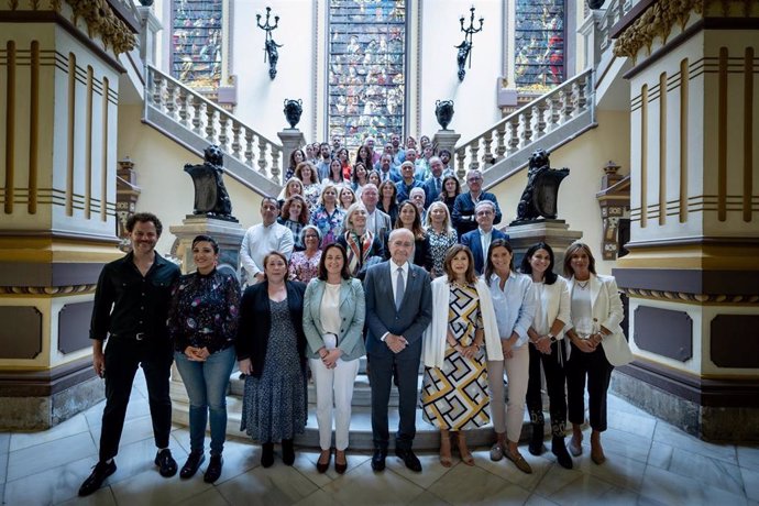 El alcalde de Málaga, Francisco de la  Torre, en la foto de familia de presentación de La Noche en Blanco