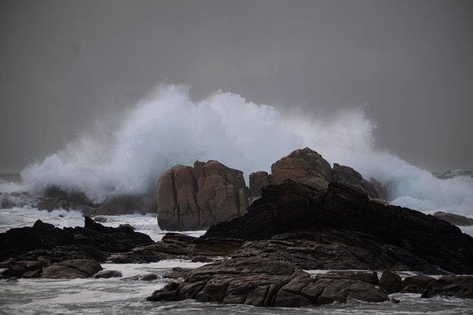 Archivo - El mar con olas por el temporal, a 5 de noviembre de 2023, en O Grove, Pontevedra, Galicia (España). 