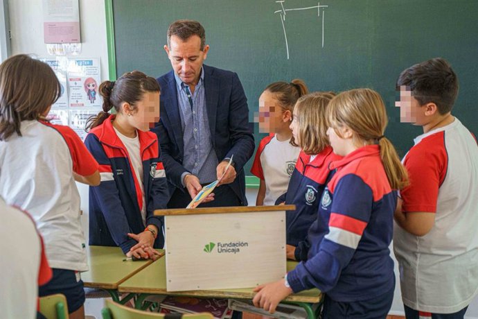 El responsable del Medio Ambiente de Fundación Unicaja , Manuel Dorado, en el  Colegio Fundación Unicaja Juan de la Rosa de Ronda