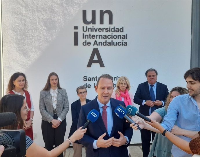 El rector de la Universidad Internacional de Andalucía (UNIA), José Ignacio García,  en una atención a medios antes de presentar los Cursos de Verano en La Rábida.