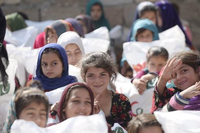 Archivo - ISLAMABAD, March 18, 2024  -- Children receive bags of gifts given by Chinese and Pakistani volunteers at a slum in Islamabad, Pakistan, on March 17, 2024. A group of a dozen Chinese and Pakistani volunteers associated with China-Pakistan Youth 