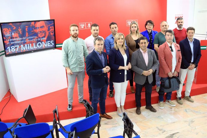 Francisco Reyes, junto a los responsables del PSOE en los municipios con inversiones del Gobierno de España en materia sanitaria