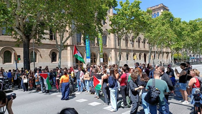 Manifestants universitaris a la Gran Via de Barcelona  