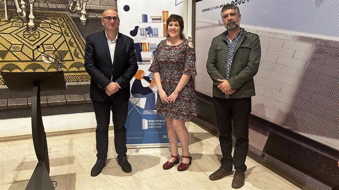 El vicepresidente y diputado de Cultura, Manuel López Mestanza, junto a Alicia Acosta y Diego Magdaleno, dos de los narradores participantes en este festival.