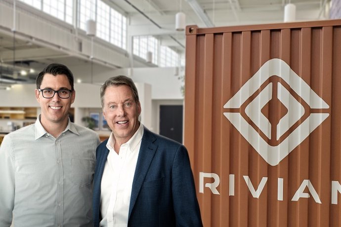 Archivo - RJ Scaringe, fundador y CEO de Rivian, y el presidente ejecutivo de Ford, Bill Ford