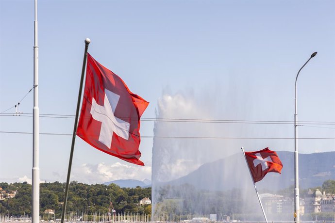 Archivo - Imagen de archivo de banderas de Suiza.