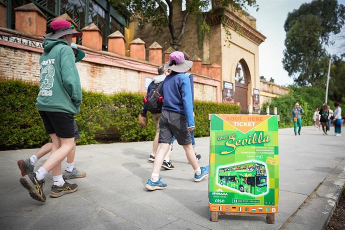 Archivo - Turistas en el centro de Sevilla. A 02 de abril de 2024, en Sevilla (Andalucía, España).