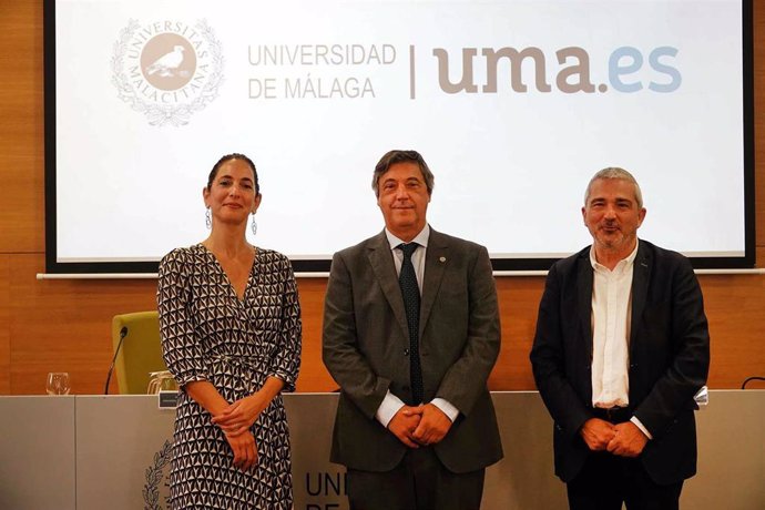 El rector de la UMA, Teodomiro López; el director de la Fguma, Diego Vera; y la presidenta de la Fundación Kareema, Nadia Katy Gil, presentan la segunda edición de las Becas Talento.