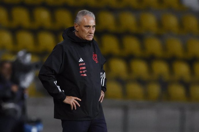 Futbol, Palestino vs Flamengo. Fase de grupos, Copa Libertadores 2024. El entrenador de Flamengo Tite dirige durante el partido de copa libertadores por el grupo E contra Palestino en el estadio Francisco Sánchez Rumoroso en Coquimbo,