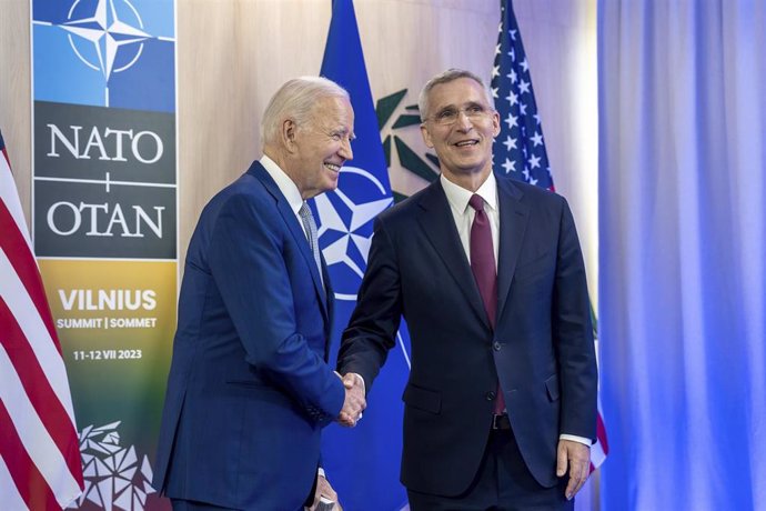 Archivo - Saludo entre el presidente de Estados Unidos, Joe Biden, y el secretario general de la OTAN, Jens Stoltenberg, en la cumbre de Vilna