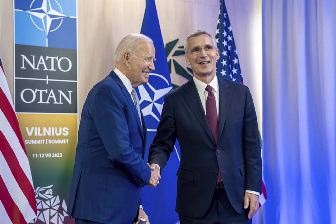 Archivo - July 11, 2023, Vilnius, Lithuania: U.S President Joe Biden, left, shakes hands with NATO Secretary General Jens Stoltenberg, right, before a bilateral meeting on the sidelines of the NATO Summit at the Lithuanian Exhibition and Congress Center, 