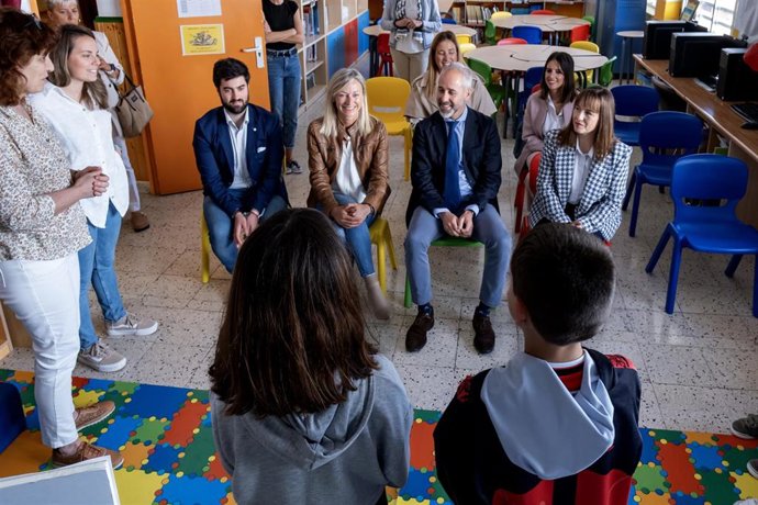 El Consejero De Educación, Sergio Silva, Y La Alcaldesa De Castro Hurdiales, Susana Herrán, En Una Visita Al CEIP Miguel Hernández.
