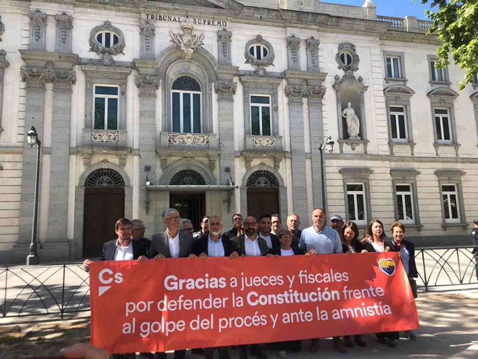 El candidato de Cs a presidir la Generalitat de Cataluña, Carlos Carrizosa, atiende a los medios de comunicación a las puertas del Tribunal Supremo, a 8 de mayo de 2024, en Madrid.