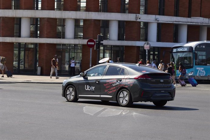 Archivo - Un taxi de Uber en la zona de Atocha, a 24 de agosto de 2023, en Madrid (España).
