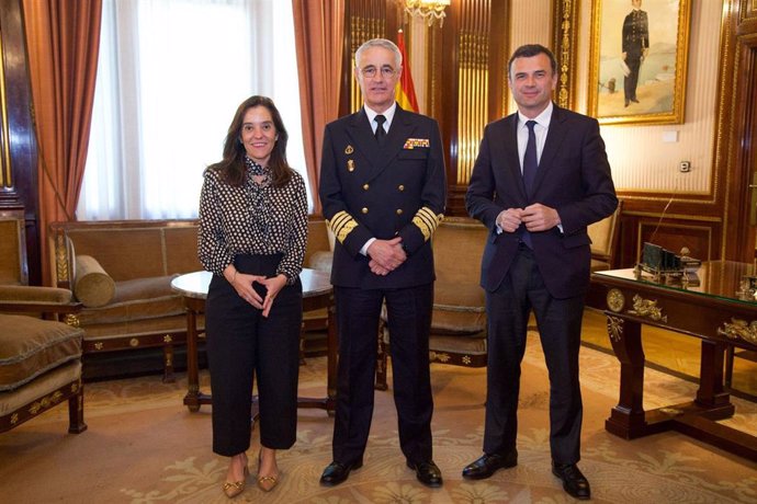 El alcalde de Cádiz, Bruno García, la alcaldesa de A Coruña, Inés Rey, y el almirante jefe del Estado Mayor de la Armada, Antonio Piñeiro Sánchez, en una reunión en Madrid.