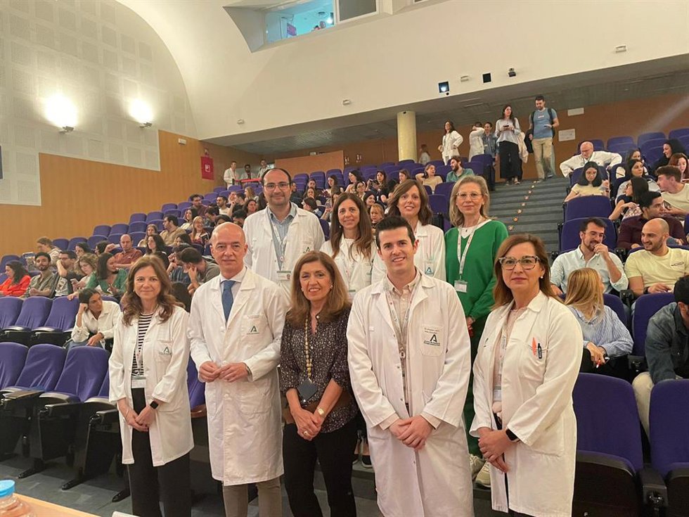La delegada de Salud (centro) y el equipo directivo del Reina Sofía en el acto bienvenida a los nuevos especialistas internos residentes.