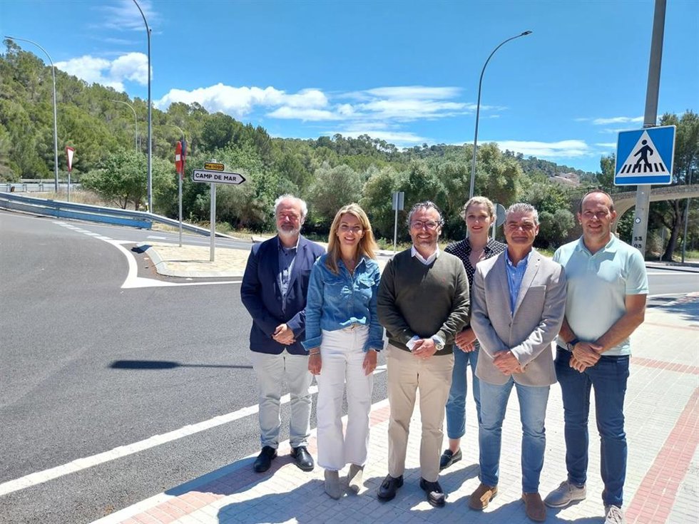 El conseller de Territori, Fernando Rubio, junto a la alcaldesa de Andratx, Estefenía Gonzalvo, el teniente de alcalde de Calvi, Joan Thoms y ediles de Andratx.
