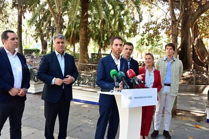 El portavoz adjunto del Grupo del PP, Sergio Sayas, junto a diputados nacionales de Cádiz en rueda de prensa.