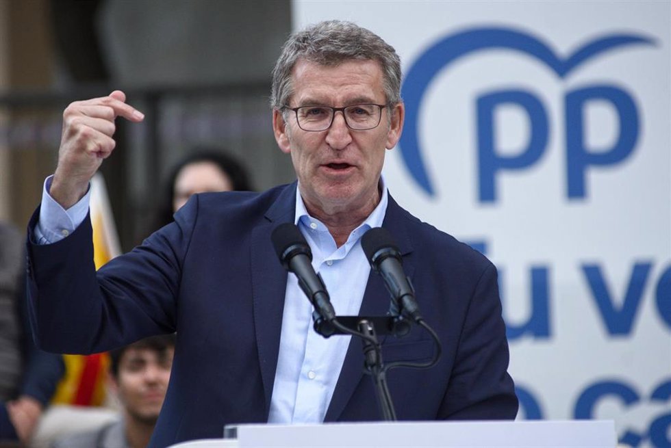 El presidente del PP, Alberto Núñez Feijóo, interviene durante un mitin del Partido Popular, en la Plaa de la Verge del Pilar, a 7 de mayo de 2024, en Cornell de Llobregat, Barcelona, Catalunya (España).