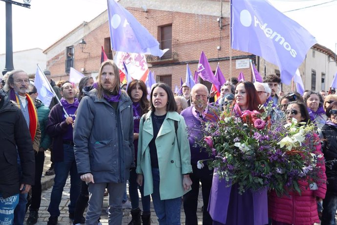 El portavoz de Podemos Pablo Fernández (2i) y la candidata de Podemos a las elecciones europeas, Irene Montero (c), durante una ofrenda floral en recuerdo a los líderes comuneros: Padilla, Bravo y Maldonado, por la celebración del día de la festividad del