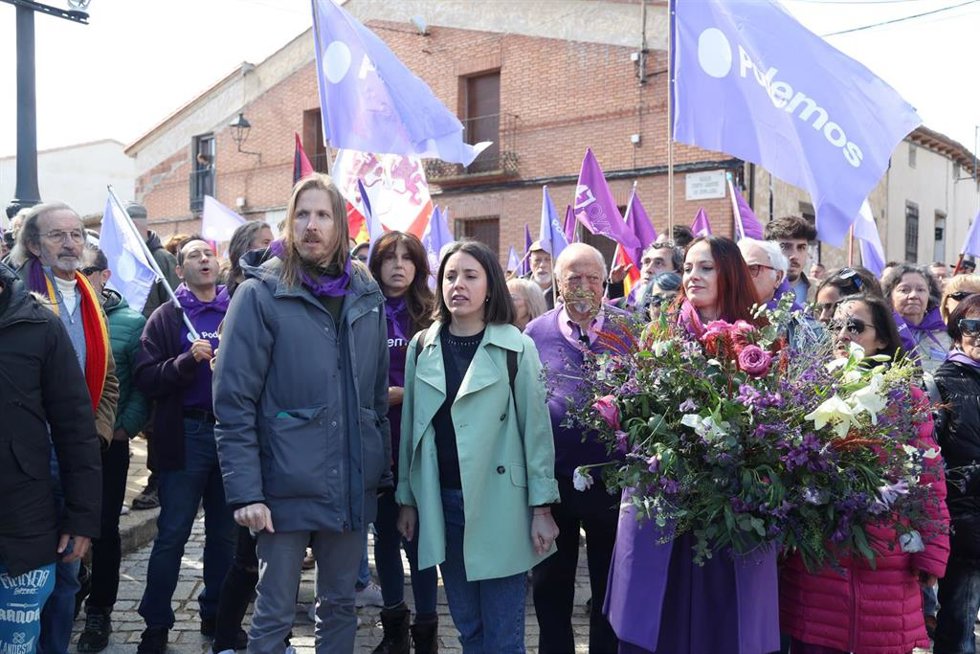 El portavoz de Podemos Pablo Fernández (2i) y la candidata de Podemos a las elecciones europeas, Irene Montero (c), durante una ofrenda floral en recuerdo a los líderes comuneros: Padilla, Bravo y Maldonado, por la celebración del día de la festividad d