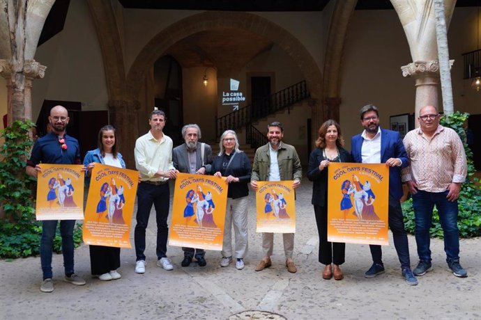 Artistas y representantes de los ayuntamientos de Artà y Palma en la presentación del 'Cool Days Festival' de Artà.