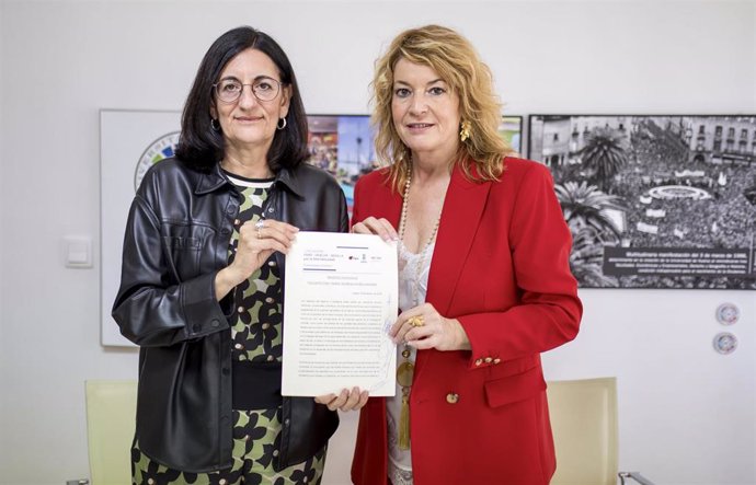La alcaldesa de Huelva, Pilar Miranda, y la rectora de la Universidad de Huelva, María Antonia Peña, en la adhesión de la UHU al manifiesto por las infraestructuras en Huelva.