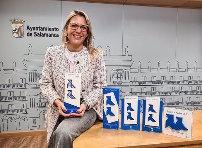 La concejala de Medio Ambiente de Salamanca,  María José Coca, muestra las dobles 'Pajaritas Azules'
