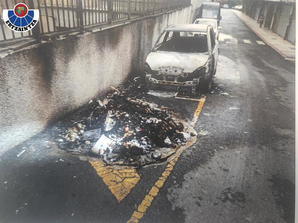 Una de las zonas de Balmaseda en la que fueron quemados nueve contenedores y un vehículo el pasado 27 de abril.