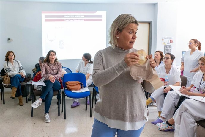 Taller sobre cuidados a personas con ostomía.