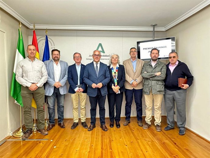 El delegado de la Junta en Jaén (c), junto a los miembros del jurado.
