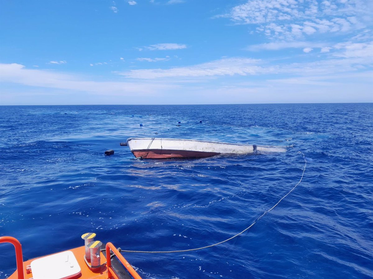 Rescatan a 52 migrantes de un cayuco que ha acabado hundido al sur de Tenerife
