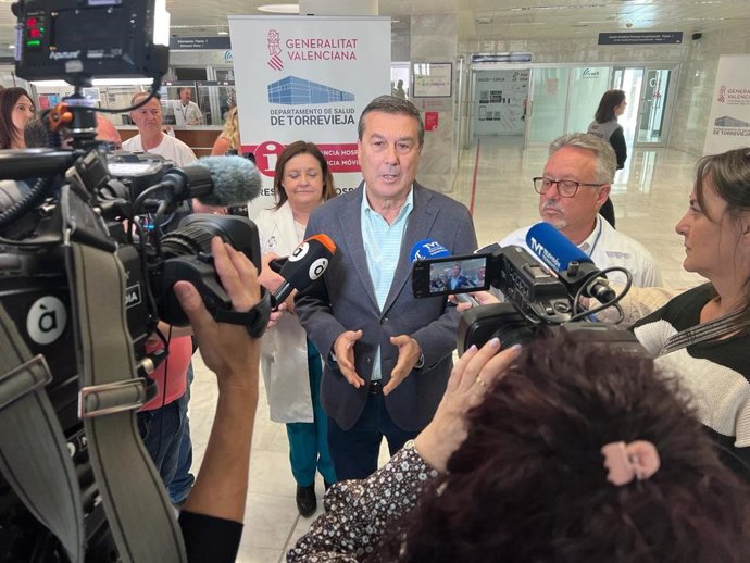 El conseller de Sanitat, Marciano Gómez, es reuneix amb els equips directius i caps de servei dels departaments d'allau d'Oriola i Torrevella 