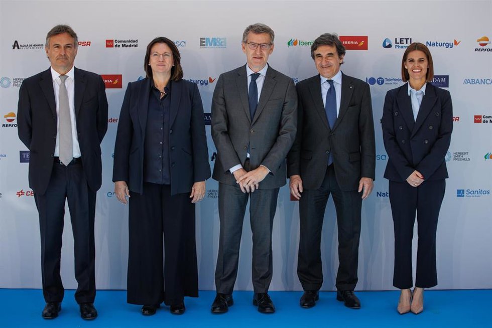 (I-D) El presidente ejecutivo de Unidad Editorial, Marco Pompignoli, la directora del diario Expansión, Ana Isabel Pereda, el presidente del Partido Popular, Alberto Nuñez Feijóo, el presidente de RCS MediaGroup, Urbano Cairo, y la alcaldesa de Alcalá d
