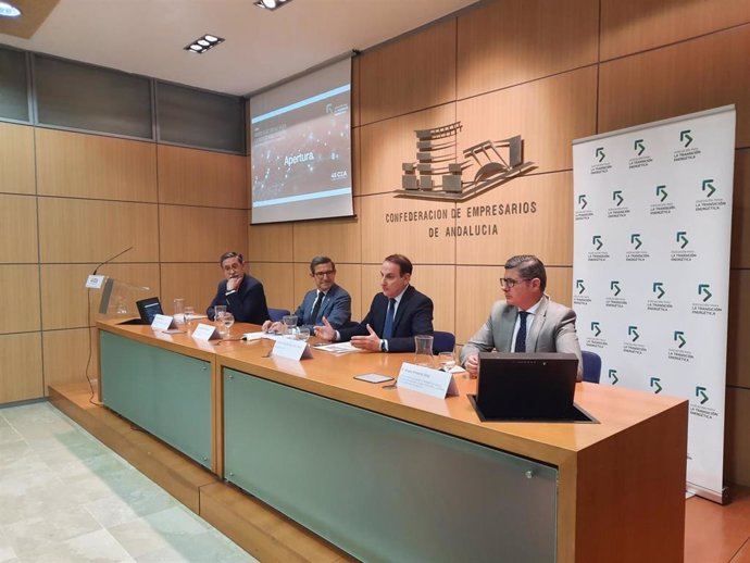 El presidente de la Confederación de Empresarios de Andalucía (CEA), Javier González de Lara, en el foro de debate 'Redes eléctricas: necesidad, urgencia y desafíos'.