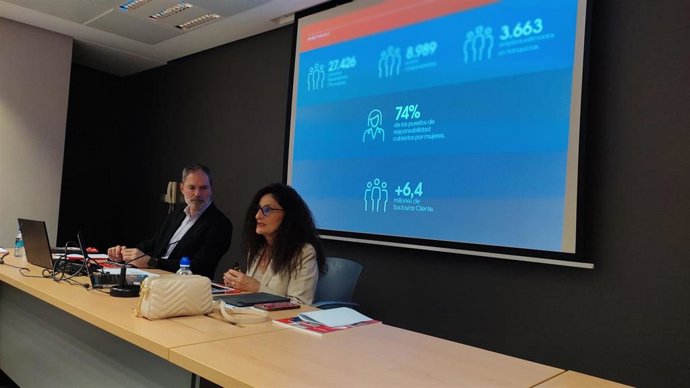 A ceo del grupo Eroski, Rosa Carabel, y el secretario general de Eroski, Mikel Larrea.