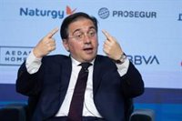 Albares traslada a Moreno que se están "acercando posiciones" sobre Gibraltar y le pide su apoyo al acuerdo