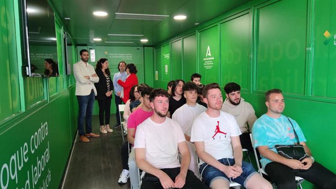 Asistentes a una sesión en la unidad móvil de prevención de riesgos laborales.