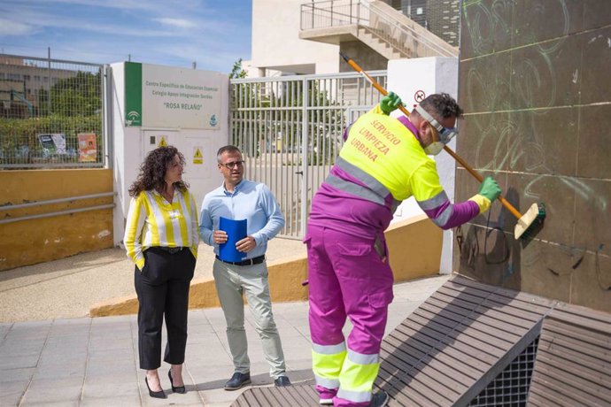 La alcaldesa de Almería, María del Mar Vázquez, supervisa los trabajos de limpieza de pintadas.