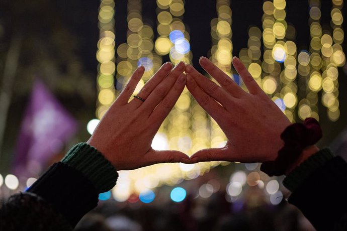 Archivo - Unas manos forman un triángulo (símbolo feminista), durante una manifestación por el 25N, a 25 de noviembre de 2023, en Barcelona, Catalunya (España).