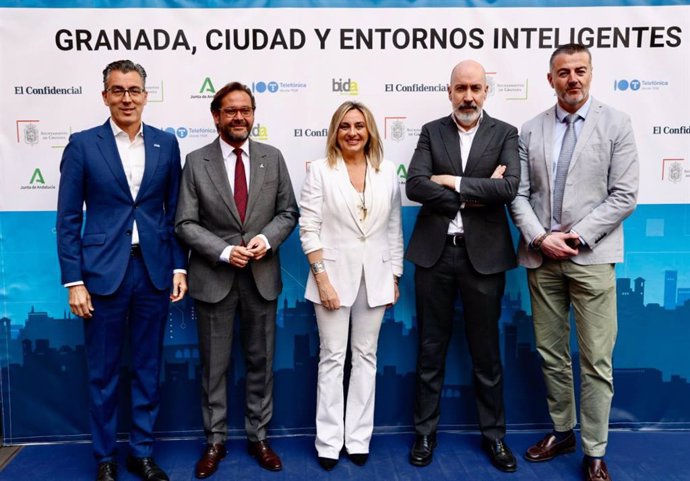 La alcaldesa de Granada, Marifrán Carazo, en el centro en la imagen, con el delegado del Gobierno andaluz en la provincia granadina, Antonio Granados, a su derecha