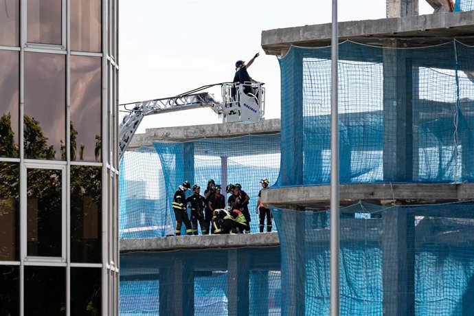 Un bombero en una grúa frente al edificio donde se ha derrumbado el forjado, en la calle Lezama, a 8 de mayo de 2024, en Madrid (España). 