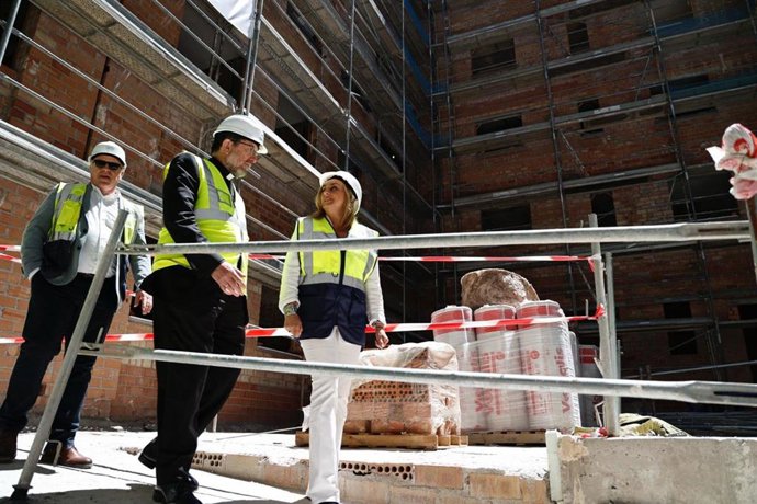 La alcaldesa de Granada, Marifrán Carazo, visita las obras de nuevas VPO