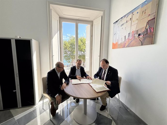 El rector de la UCA, Casimiro Mantell, firmando el acuerdo para la celebración de la reunión anual de la Sociedad Española de Epidemiología en septiembre.