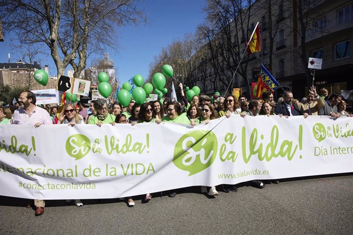 Archivo - Varias personas marchan hacia la Plaza de Cibeles, en la concentración ‘Sí a la vida’ 2023, a 12 de marzo de 2023, en Madrid (España). 