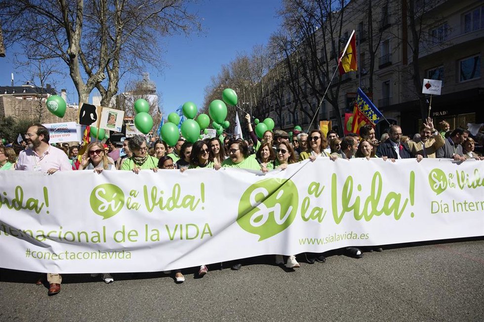 Archivo - Varias personas marchan hacia la Plaza de Cibeles, en la concentración Sí a la vida 2023, a 12 de marzo de 2023, en Madrid (España). 
