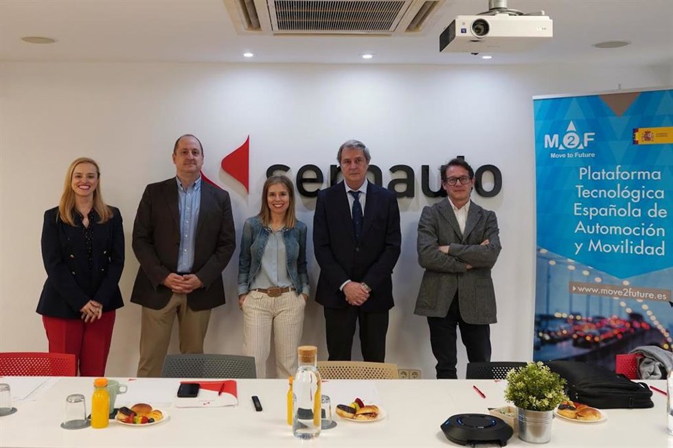 De derecha a izquierda: José Solaz (IBV); Luis Leal, (Antolin); Cecilia Medina, gerente de Innovación y Talento de Sernauto, Sergio Alonso (Naitec) y Carolina López (Sernatuo)